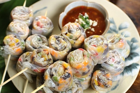 2-693fcd73-3300-4633-a4a8-6e43b1749e99 Cách làm bánh tráng cuộn xiên que