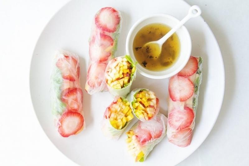 Bánh tráng cuốn trái cây