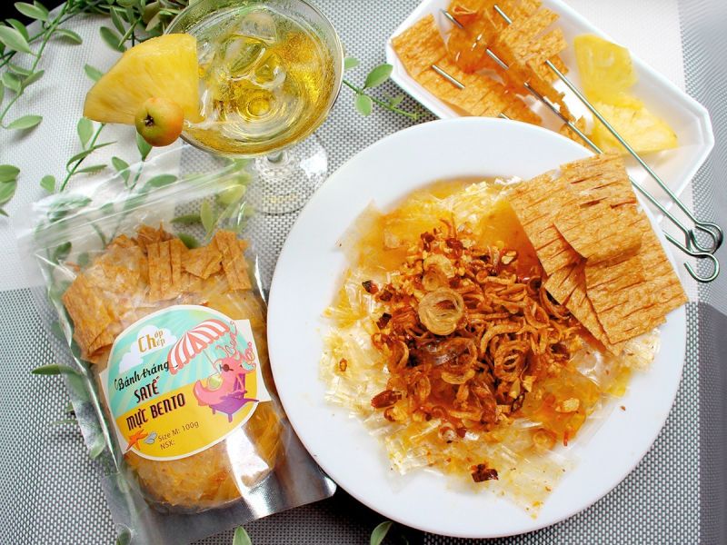 Bánh tráng sa tế ăn kèm mực bento