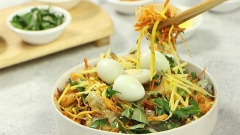 Bánh tráng trộn hiện là món ăn vặt yêu thích của rất nhiều người. Tuy nhiên nhiều bạn trẻ vẫn thắc mắc liệu “ăn bánh tráng trộn có mập không” và nó chứa bao nhiêu calo? Bởi nguyên liệu làm bánh tráng chủ yếu là bột gạo chứa hàm lượng tinh bột cao. Bài viết hôm nay, hãy cùng chúng tôi đi tìm câu trả lời ngay nhé!