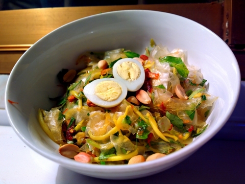 Có thể nói Sài Gòn là thiên đường ẩm thực của các tín đồ thích ăn vặt. Với những ai là fan của món bánh tráng trộn thì thật không khó để mua chúng. Tuy nhiên để tìm được địa chỉ bán bánh tráng trộn ngon ở Sài Gòn phải cần một quá trình tự trải nghiệm. Dưới đây là 5 gợi ý cho bạn, cùng tìm hiểu nhé!