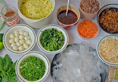 banh-trang-tron-duoc-lam-tu-nhieu-nguyen-lieu-khac-nhau Bánh tráng trộn được làm từ nhiều nguyên liệu khác nhau tạo nên món ăn có hương vị đặc biệt