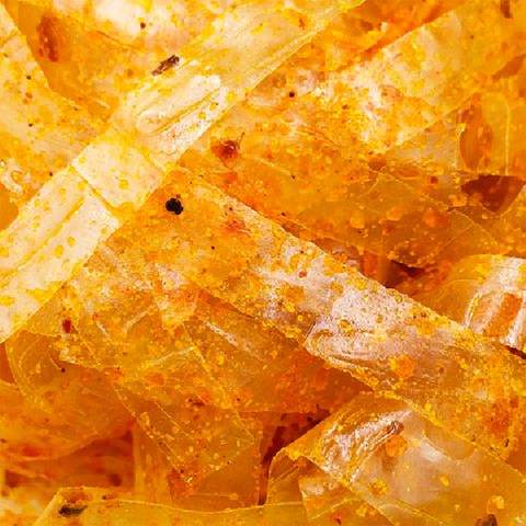 Trong rất nhiều loại bánh tráng hiện nay, bánh tráng trộn sa tế luôn giữ một vị trí đặc biệt trong lòng các thực khách “lỡ yêu” món ăn này. Với mùi vị mặn mặn, cay cay hòa huyện nơi đầu lưỡi, miếng bánh tráng sa tế mang đến hương vị khó quên cho người dùng ngay trong lần đầu tiên. Nếu bạn cũng muốn tự tay chuẩn bị cho gia đình món ăn độc đáo ấy, hãy thử ngay cách làm bánh tráng trộn sa tế đơn giản dưới đây.