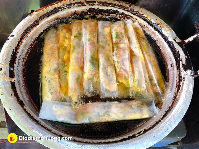 Bánh tráng được chiên qua dầu nóng