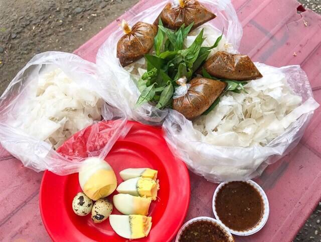 Bánh tráng chấm bình dân ăn kèm trứng gà luộc