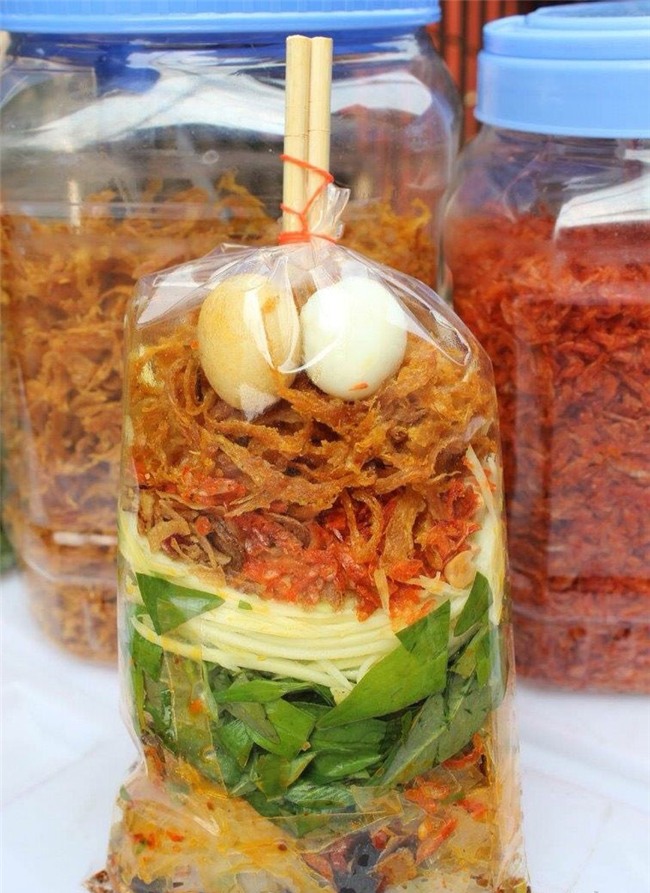 Bánh tráng trộn dễ dàng bắt gặp ở bất cứ nơi đâu