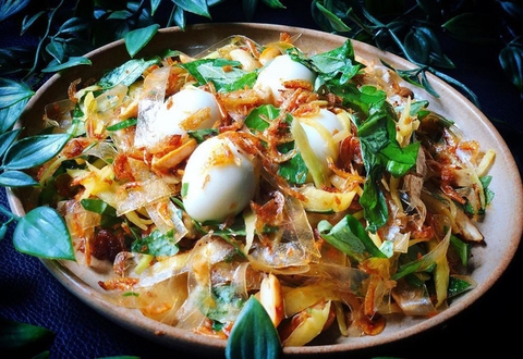 Nếu muốn ăn bánh tráng trộn mẹ bầu nên bỏ thành phần rau răm và mua ở hàng quán đảm bảo vệ sinh, chất lượng