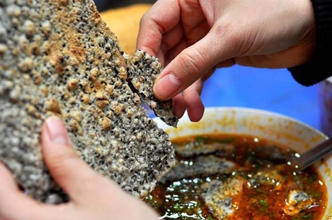 Bánh đa nướng là món ăn rất phổ biến