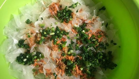 Bạn đã có dịp thưởng thức món bánh tráng trộn mỡ hành này chưa?