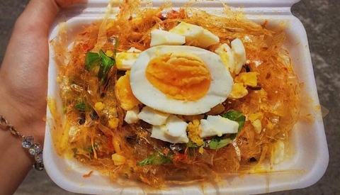 Bánh tráng trộn trứng lòng đào