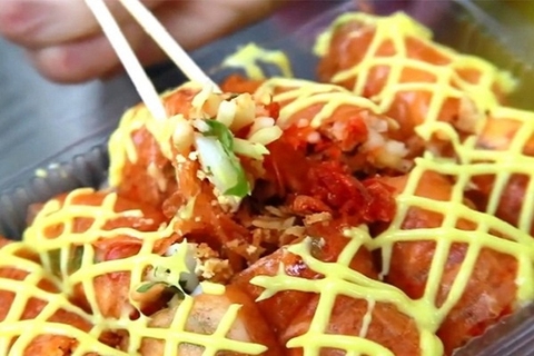 Bánh tráng cuốn gồm có: hành phi, khô gà, xoài bào sợi, trứng cút và sốt