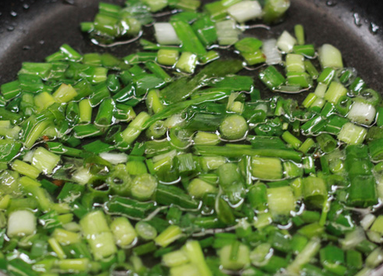 Hành tươi phi mỡ có màu đẹp mắt, hành chín tới thì bắt khỏi bếp