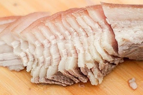 Thịt ngon nhất là khi thái thấy phần nạc có màu hồng nhạt, phần mỡ thì trong