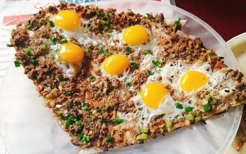 Bánh tráng kẹp trứng ốp la