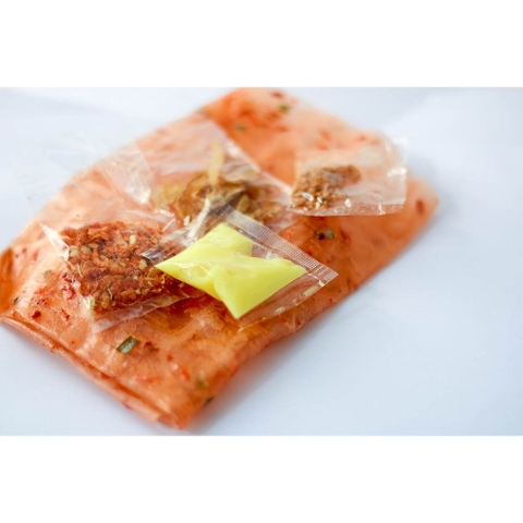 Bánh tráng đỏ có thể ăn kèm với bơ, hành phi, ruốc
