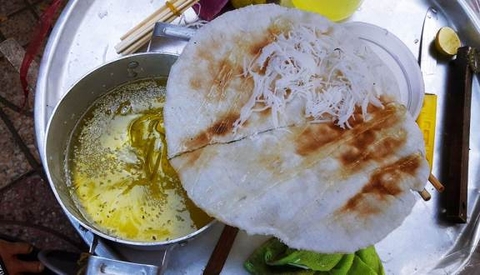 Bánh tráng mè ăn kèm với cùi dừa vô cùng hấp dẫn