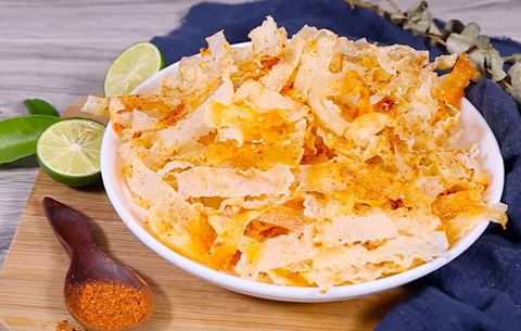 Bánh tráng chiên là món ăn vặt được giới trẻ yêu thích