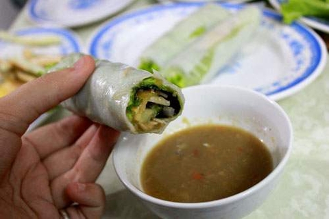 Nguyên liệu cơ bản làm mắm gồm có: tỏi, ớt, dứa, sả, chanh, đường