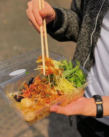 Làm bánh tráng trộn bán cần có duyên bán hàng