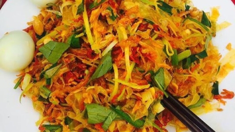 Bánh tráng trộn có màu vàng nâu là được