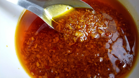 Trong rất nhiều loại bánh tráng hiện nay, bánh tráng trộn sa tế luôn giữ một vị trí đặc biệt trong lòng các thực khách “lỡ yêu” món ăn này. Với mùi vị mặn mặn, cay cay hòa huyện nơi đầu lưỡi, miếng bánh tráng sa tế mang đến hương vị khó quên cho người dùng ngay trong lần đầu tiên. Nếu bạn cũng muốn tự tay chuẩn bị cho gia đình món ăn độc đáo ấy, hãy thử ngay cách làm bánh tráng trộn sa tế đơn giản dưới đây.